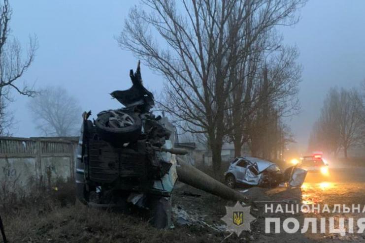 Авто разорвало на части: в Одесской области автомобиль на скорости врезался в столб